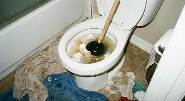 Ucpaný záchod před čištěním